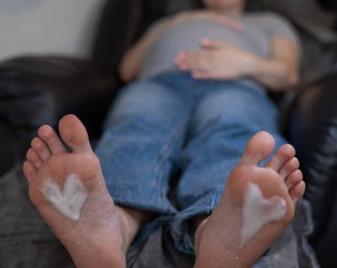 Güzellik salonunda hırdavat pedikür yapan hamile bir kadın.