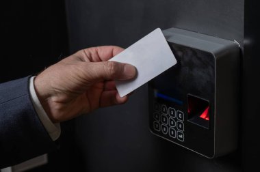 Bir adam bir kartla kapıyı açar. Modern elektronik kilit. Anahtarsız Girdi. 