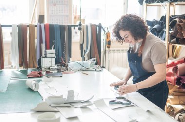 Kadın tabakçı atölyede çalışıyor.