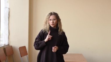 Sınıfta Rusça konuşan beyaz kadın.