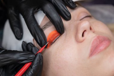 Beyaz kadın kirpik temizleme prosedüründen geçiyor.