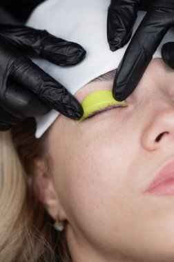 Usta kirpik temizleme işleminden önce silindiri bırakır.