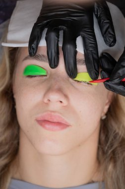 Beyaz kadın kirpik temizleme prosedüründen geçiyor.