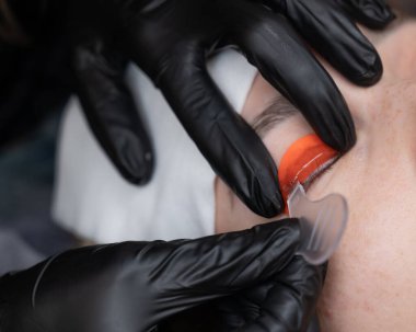 Beyaz kadın kirpik temizleme prosedüründen geçiyor.