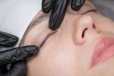 Usta kirpik temizleme işleminden önce silindiri bırakır.