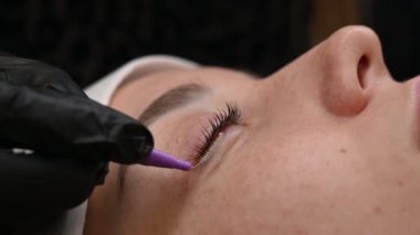 Usta, kirpikleri kirpiklerini temizler.