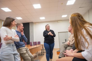 Öğrenciler üniversitede işaret dili öğrenirler.