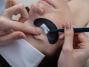 Sahip kirpik uzantılarından önce istemciye yamalar uygular