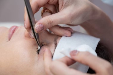 Bir usta bir istemciden kirpik uzantılarını kaldırır