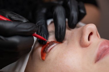 Beyaz kadın kirpik temizleme prosedüründen geçiyor.