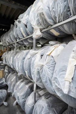 Mağazada plastik poşetlerde yeni araba lastikleri