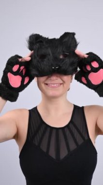 Kedi maskesi takan beyaz bir kadın. Kuadrober