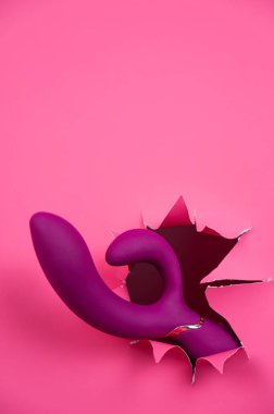 Pembe kağıttan yapılmış ahududu seks oyuncakları. Dikey fotoğraf. Boşluğu kopyala