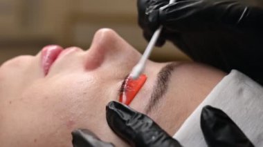 Beyaz kadın kirpik temizleme prosedüründen geçiyor.