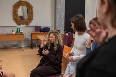 Öğrenciler üniversitede işaret dili öğrenirler.