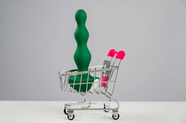 Minyatür alışveriş arabasında yeşil anal fiş
