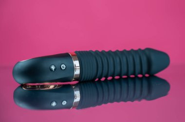 Aynalı pembe yüzey üzerinde seks oyuncağı