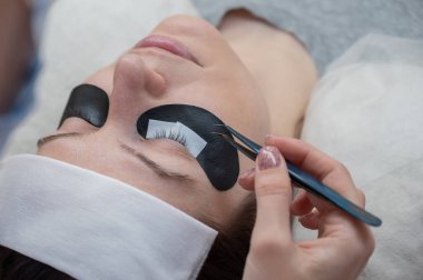 Sahip kirpik uzantılarından önce istemciye yamalar uygular