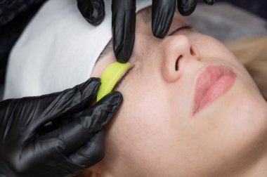 Usta kirpik temizleme işleminden önce silindiri bırakır.