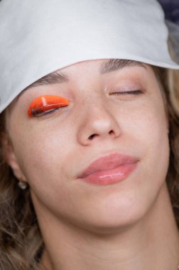 Beyaz kadın kirpik temizleme prosedüründen geçiyor.