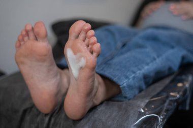 Güzellik salonunda hırdavat pedikür yapan hamile bir kadın.