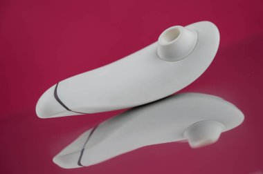 Aynalı pembe yüzey üzerinde klitoral vibratör