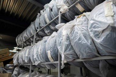 Mağazada plastik poşetlerde yeni araba lastikleri