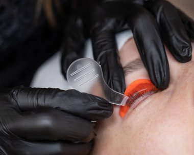 Beyaz kadın kirpik temizleme prosedüründen geçiyor.