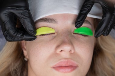 Beyaz kadın kirpik temizleme prosedüründen geçiyor.