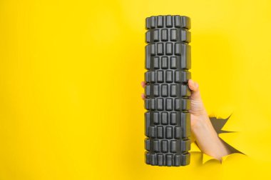 Sarı kağıttan yapılmış MFR silindirli bir kadın. Boşluğu kopyala