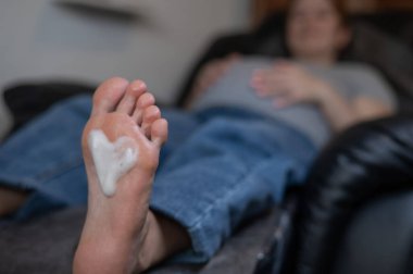 Güzellik salonunda hırdavat pedikür yapan hamile bir kadın.