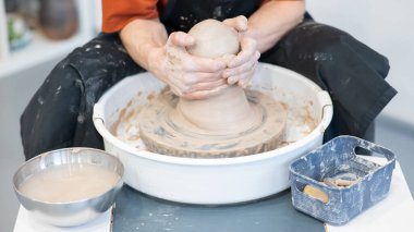 Çömlekçi çömlekçide kullanmadan önce killeri yoğurur. Bir erkeğin ellerine yakın çekim