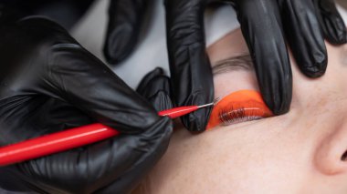 Beyaz kadın kirpik temizleme prosedüründen geçiyor.