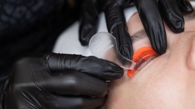 Beyaz kadın kirpik temizleme prosedüründen geçiyor.