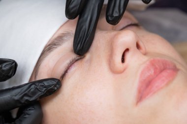 Usta kirpik temizleme işleminden önce silindiri bırakır.