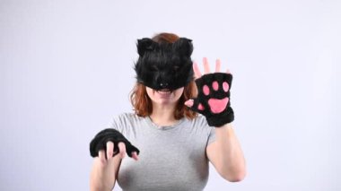 Beyaz arka planda kedi kostümü giymiş bir kadının portresi. Kuadrober