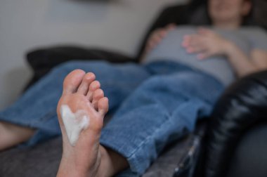 Güzellik salonunda hırdavat pedikür yapan hamile bir kadın.