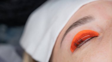 Beyaz kadın kirpik temizleme prosedüründen geçiyor.