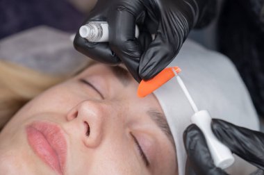 Usta kirpik temizleme işleminden önce silindiri bırakır.