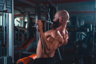 Kafkasyalı bir adam bir makinede çekiş yapıyor.