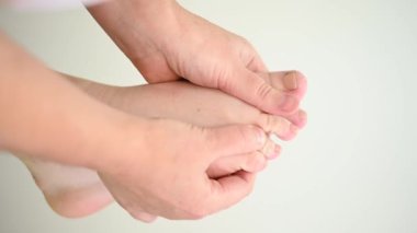 Bir kadının ayağına masaj yapılıyor.