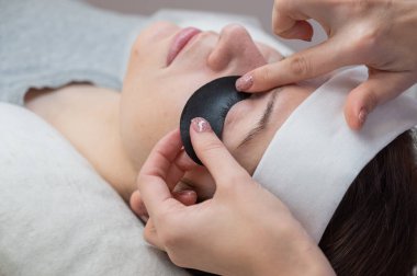 Efendi, LED kirpik uzantılarından önce ultraviyole ışınların içeri girmesine izin vermeyen koruyucu yamalar uyguluyor