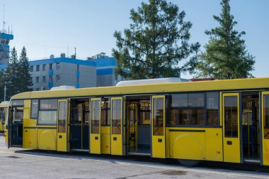 Havaalanında kapısı açık bir otobüs.