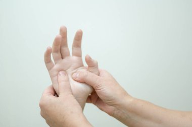 Masaj sırasında kadın ellerine yakın çekim