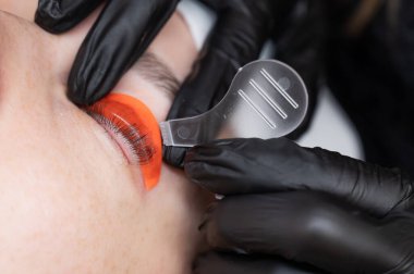 Beyaz kadın kirpik temizleme prosedüründen geçiyor.