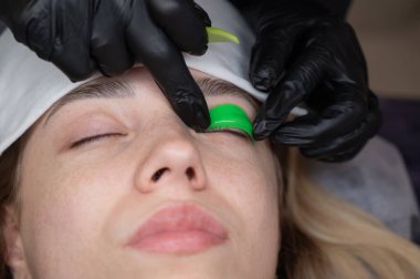 Usta kirpik temizleme işleminden önce silindiri bırakır.