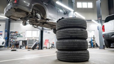 Mevsime göre araba lastiği değiştirmek.