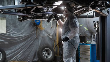 Üstat arabanın altına korozyon önleyici sprey sıkmış.