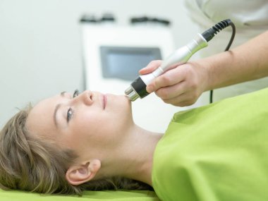 Beyaz kadın, güzellik salonunda radyo dalgası RF kaldırma prosedüründen geçiyor.