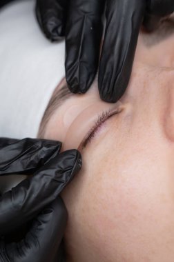 Usta kirpik temizleme işleminden önce silindiri bırakır.